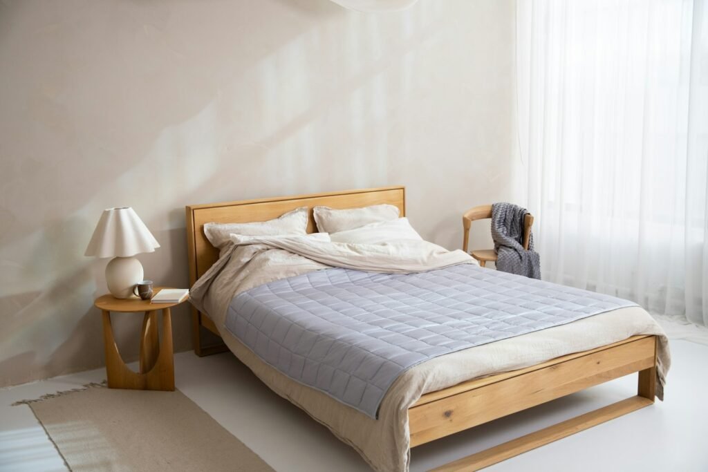 Helles Schlafzimmer mit Holzbett, Lattenrost und Matratze