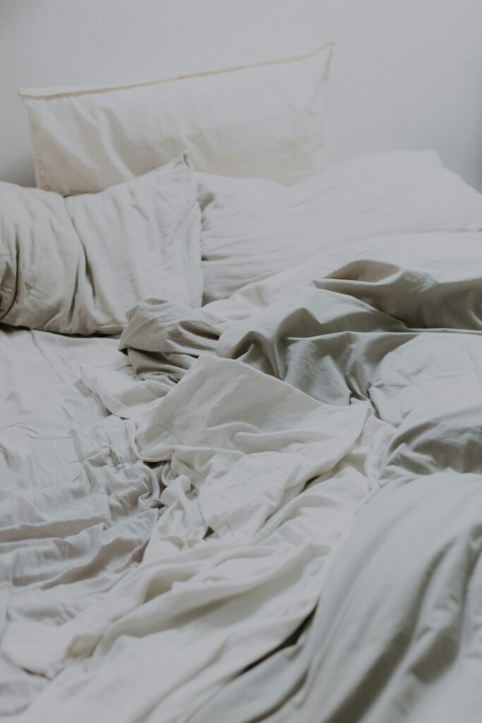 Abgezogene Bettwäsche auf dem Bett vor dem Matratze reinigen