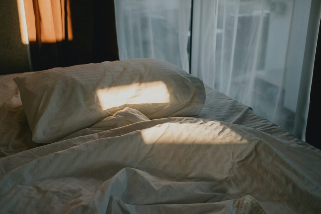 Leichte helle Bettwäsche für warme Nächte
