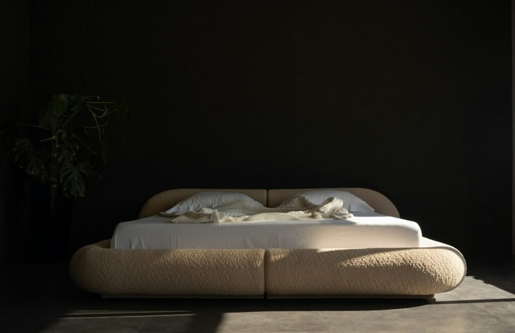 Boxspringbett mit gepolstertem Kopfteil in einem modernen Schlafzimmer