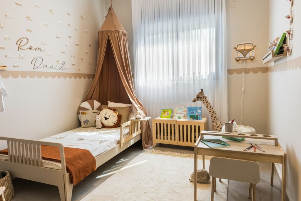 Kinderzimmer mit Bett und Schreibtisch für die passende Kindermatratze