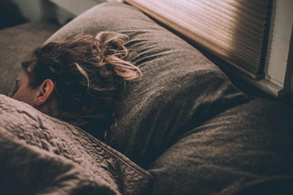 Frau schläft entspannt – die passende Matratze für Rückenschläfer