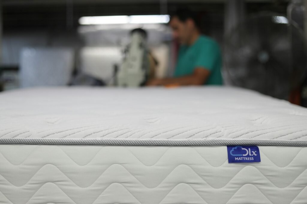Handwerkliche Verarbeitung einer Naturlatex-Matratze in der Produktion