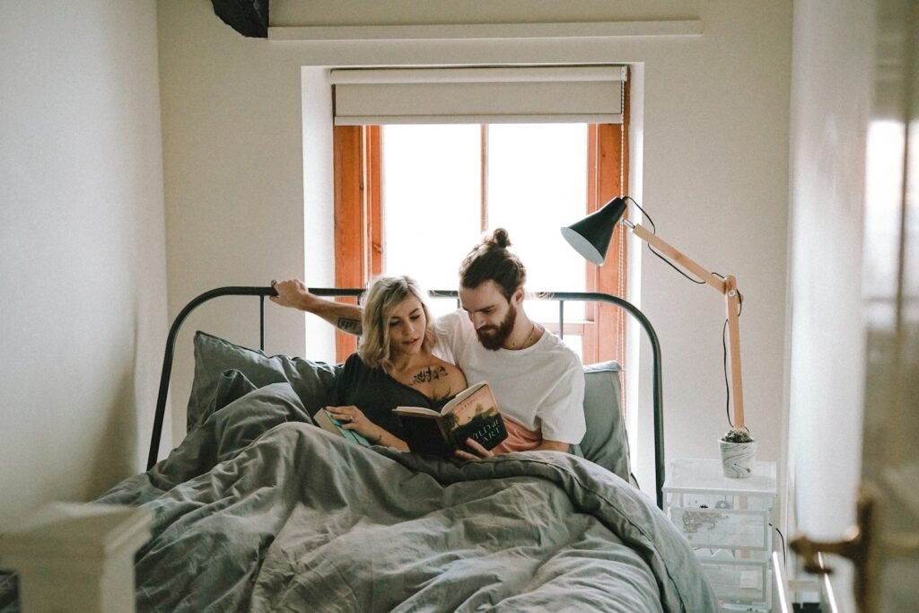 Paar liest gemeinsam im Bett