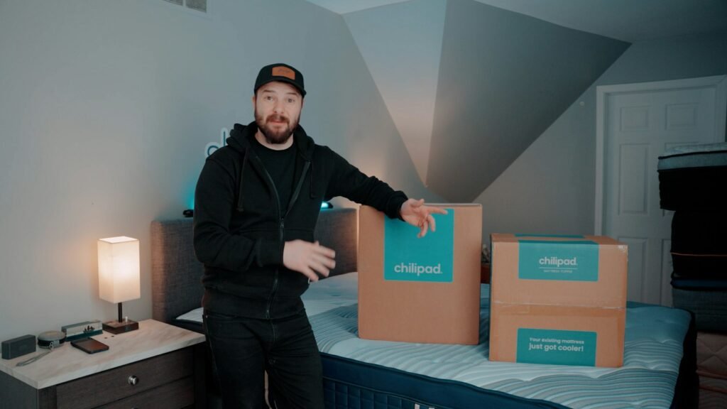 Lieferung einer Rollmatratze in Kartons im Schlafzimmer