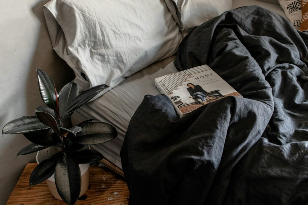 Gemütliches Bett mit dunkler Bettwäsche – die besten Matratzen für erholsamen Schlaf