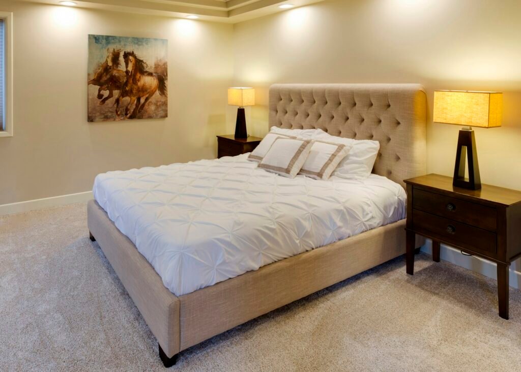 Helles Schlafzimmer mit Doppelbett – Kaltschaum oder Taschenfederkern für das Bett wählen