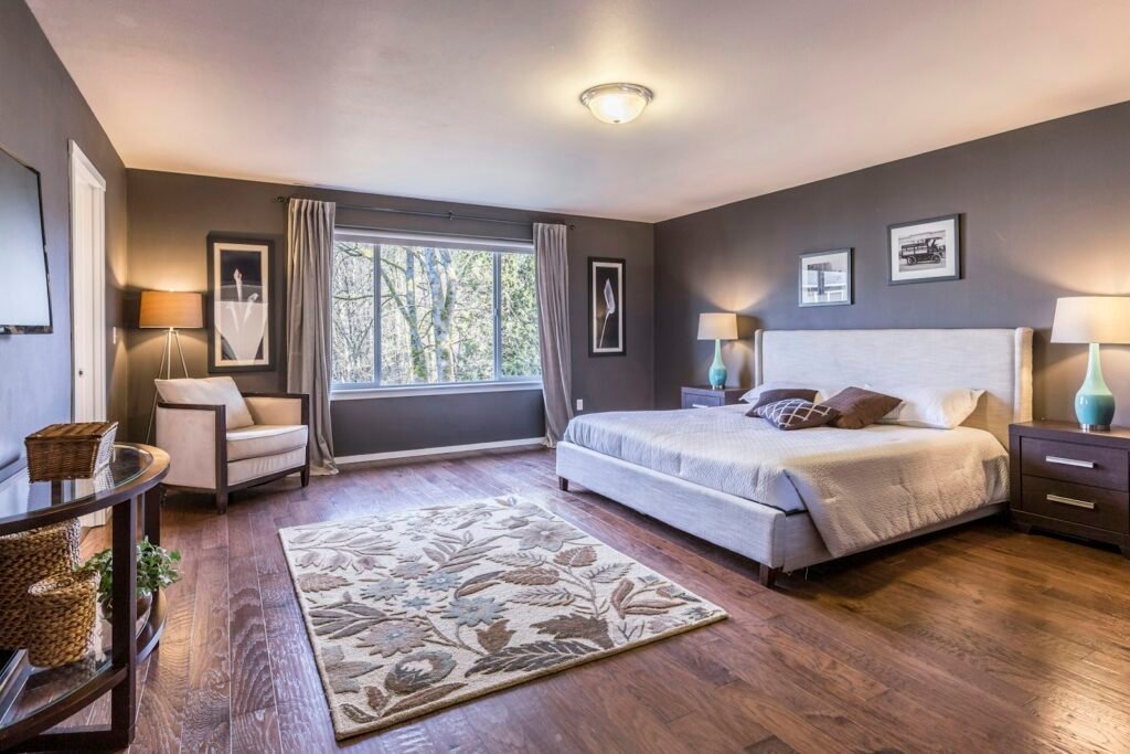 Schlafzimmer mit großem Doppelbett in der Matratzengröße 180x200