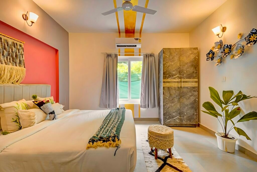 Helles, trockenes Schlafzimmer mit Bett und Pflanze
