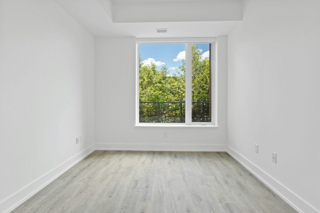 Geöffnetes Fenster im Schlafzimmer zum regelmäßigen Lüften für Allergiker