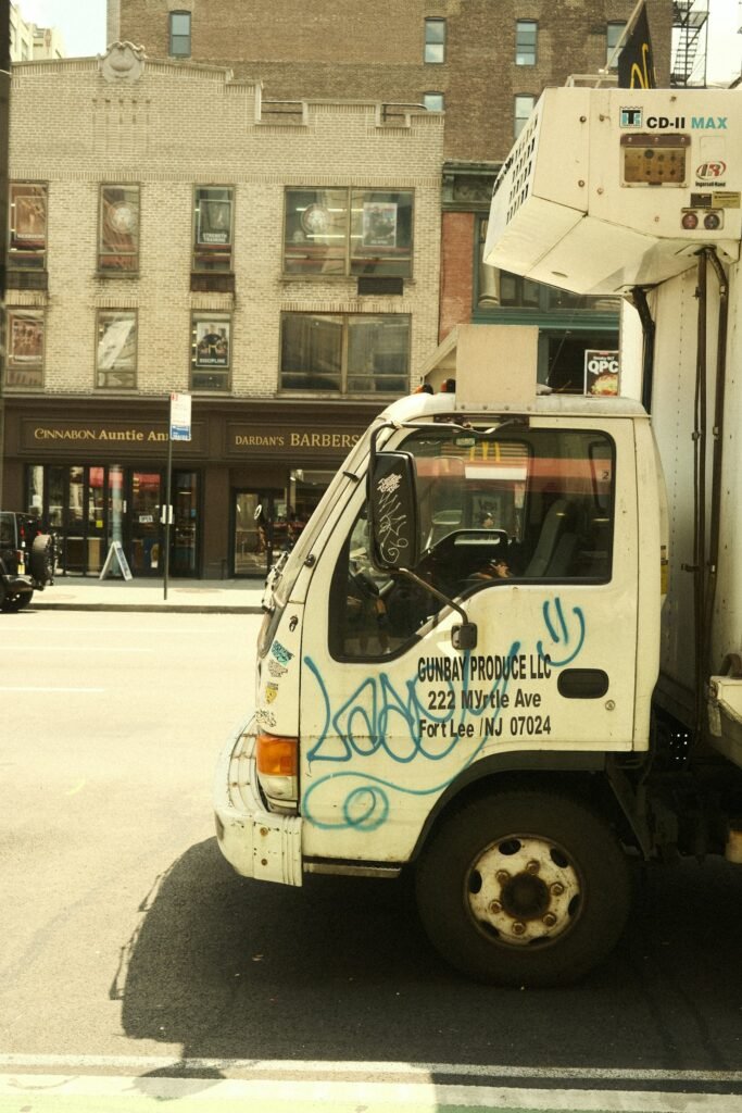 Müllfahrzeug holt Sperrmüll und alte Matratzen ab